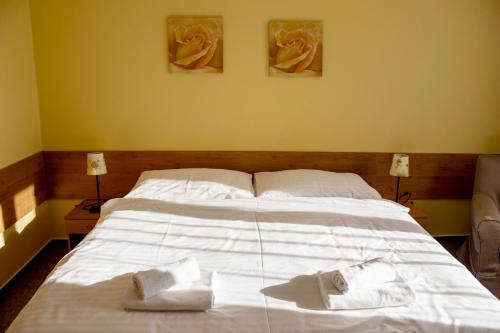 2 twin beds