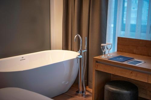 Masažna kad, Hotel Trofta in Istok