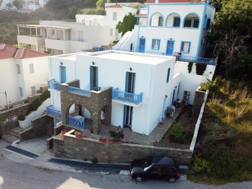 숙소 외관, Andros Guesthouses in 앤드로스