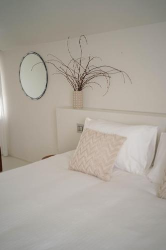 Superior King Room image 9