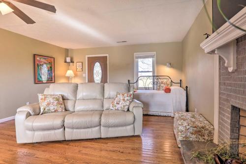 Family Home with Deck, 2 Mi to Lake Cumberland in Monticello, USA