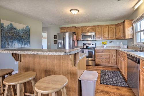 Family Home with Deck, 2 Mi to Lake Cumberland