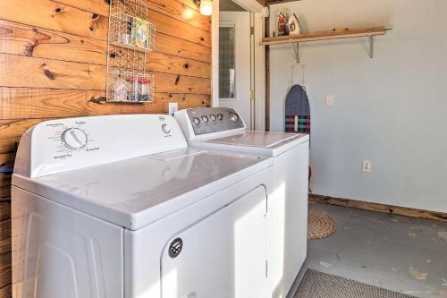 Family Home with Deck, 2 Mi to Lake Cumberland