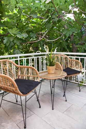 Sunny and minimal apt in Glyfada with 3 bdrm