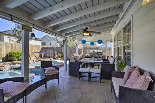 Luxe Home 30 Miles to Houston with Pool and Grill in Cypress