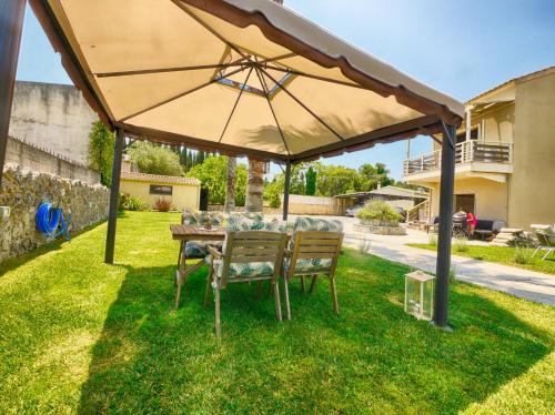  Cozy Family Friendly Apartment with large garden close to beaches - Dirella in Kynopiástai