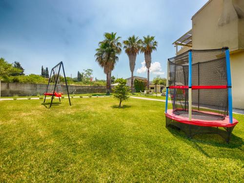 Cozy Family Friendly Apartment with large garden close to beaches - Dirella in Kynopiástai