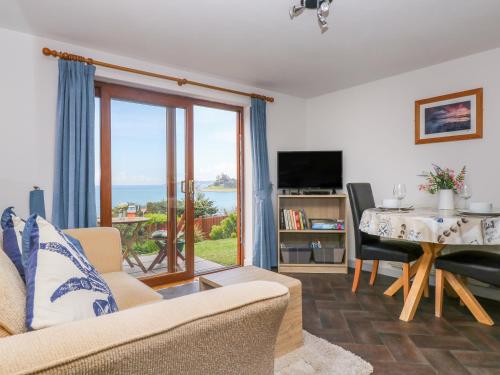 Castle View Apartment - image 7