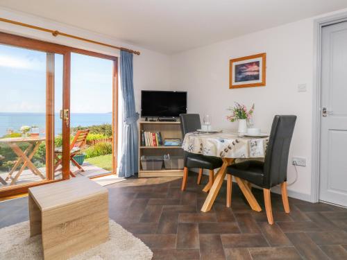 Castle View Apartment - image 12
