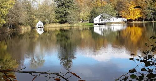 La cabane sur l'eau in Laid Trou