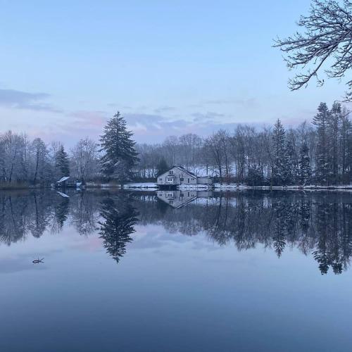 La cabane sur l'eau in Laid Trou