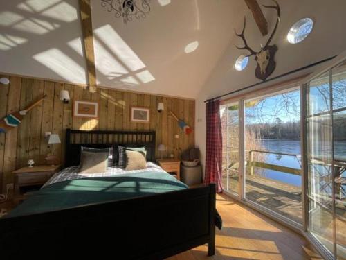 La cabane sur l'eau in Laid Trou