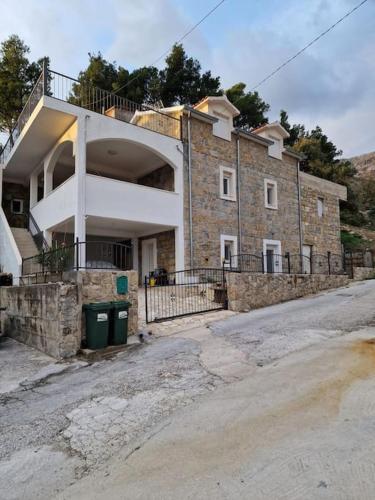 Villa authentique et spacieuse en montage à 10 minutes de la mer