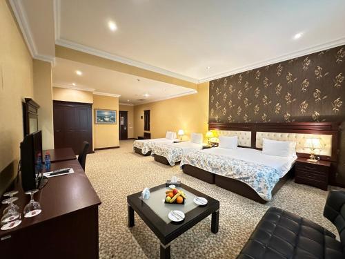 1 king bed, 2 twin beds