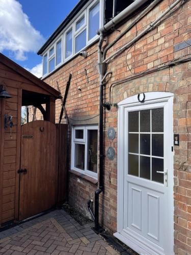 ทางเข้า, The Corner House, 36, Broadway Road, in อีเวสชาม