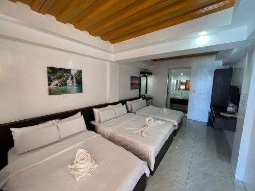 1 double bed, 2 twin beds