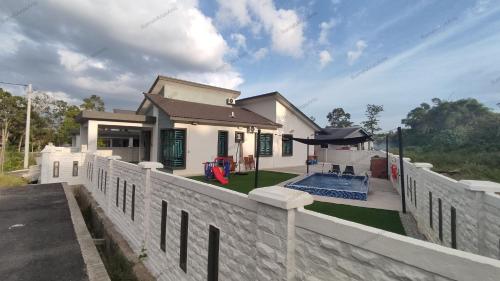 MUSLIM ONLY-Rumah Anas Anis Homestay with Pool