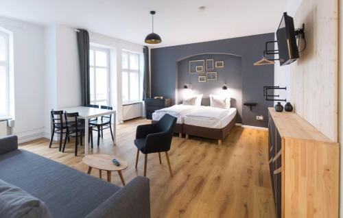 2 twin beds, 1 sofa bed