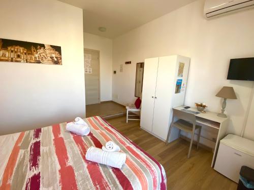 Double Room with Balcony image 2