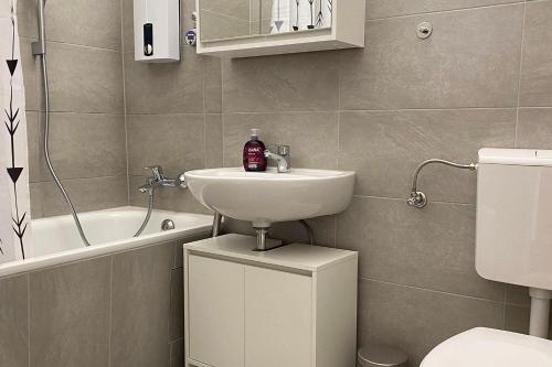 Zuhanyzó, 2-room apartment with balcony in Meckenheim