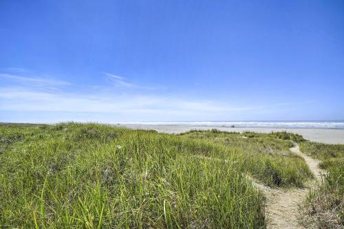 Coastal PNW Gem with Hot Tub - Walk to Beach!