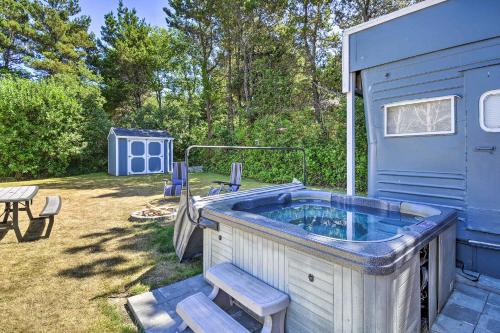 Coastal PNW Gem with Hot Tub - Walk to Beach!