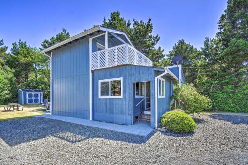 Coastal PNW Gem with Hot Tub - Walk to Beach!