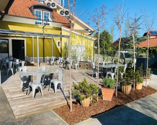 Restoran, Penzion Plac ob zeleznici in Loce