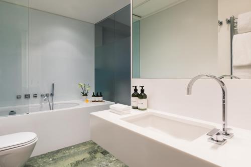 Town Hall Hotel & Apartments - image 4