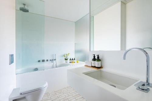 Town Hall Hotel & Apartments - image 2