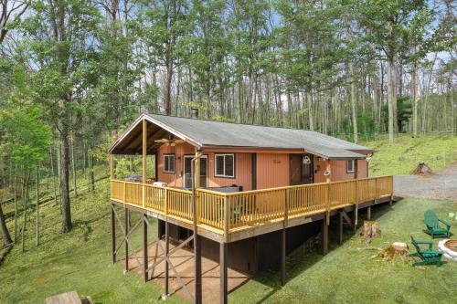 B&B Hedgesville - Modern Cabin w Hot Tub, Wifi & Huge Deck! - Bed and Breakfast Hedgesville