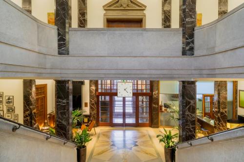 Town Hall Hotel & Apartments - image 11