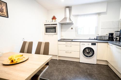 Konyha, TRUTH für 5 - King Size Betten, Kamin, Garten, XXL Couch, Smart-TV (TRUTH fur 5 - King Size Betten, Kamin, Garten, XXL Couch, Smart-TV) near Dortmundi repülőtér