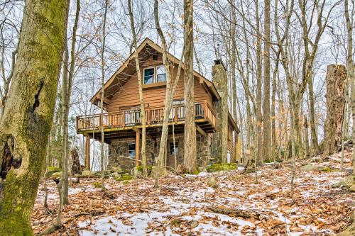Lake Ariel Cabin with Community Pool and Lake Access!