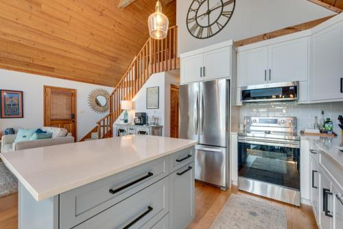 Quiet Lakefront Eatonton House with Boat Dock! in Eatonton, USA