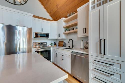 Quiet Lakefront Eatonton House with Boat Dock! in Eatonton, USA