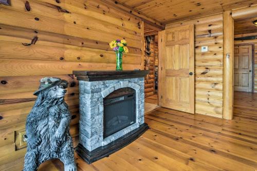 Rustic Cabin in Roaring River State Park! in Eagle Rock, USA