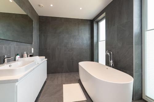 4bdr Modern and Stylish Apartment near Kadriorg with Free Parking, Tallinn (photo 2)