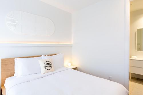 2-bedroom and 2-bathroom apartment - SF201 image 2