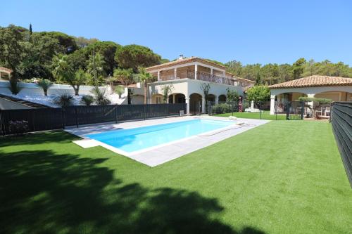 Magnifique Rez de jardin à 150 M de la mer - Location saisonnière - Sainte-Maxime