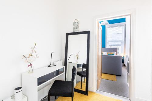 Judah Suites I Stylish 1BR Apartment I Sleeps 3 I Near Gavin and Stacey House I Barry High Street I Barry Train Station I Barry Island I WiFi I Parking and Easy Cardiff Access 3