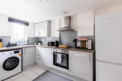 Judah Suites - Stylish 1BR Apartments with Parking & WIFI 4