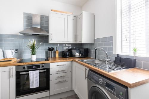 Judah Suites - Stylish 1BR Apartments with Parking & WIFI 5