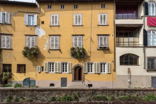 Casa Janca Find sanctuary at extraordinary rates! Luxury Smart Apartment in Central Lucca - image 2