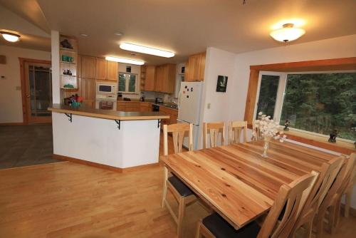 3 Bedroom Home with Amazing Views 11 mi from Denali in Cantwell (AK)