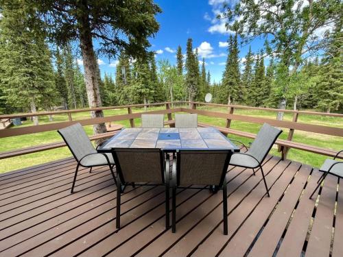 Denali Natl Park 3 Bedroom Home on 5 Acres, hiking and wildlife