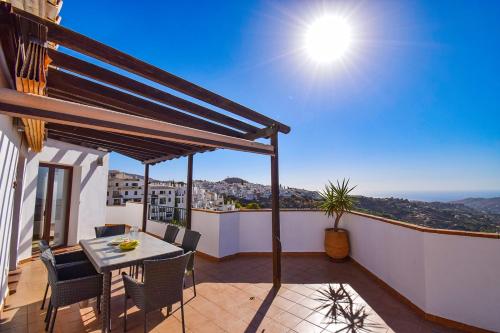 Penthouse 17A, Frigiliana 2 bedroom, Pool, Large Terrace and Amazing views in the center of Frigiliana HansOnHoliday Rentals