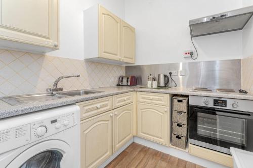 Bright & Quiet Edinburgh Home Free Parking - image 3