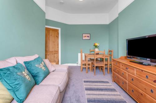 Bright & Quiet Edinburgh Home Free Parking - image 13