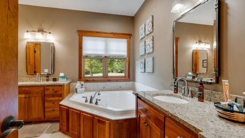 Woodhaven Retreat in Shakopee, USA